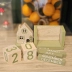 Calendário Decorativo Casinha Verde Mdf Cubo Pinho 15X4X7Cm